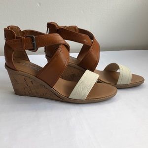 NWOT Dolcetta two tone wedge ankle strap zip back sandals 9.5